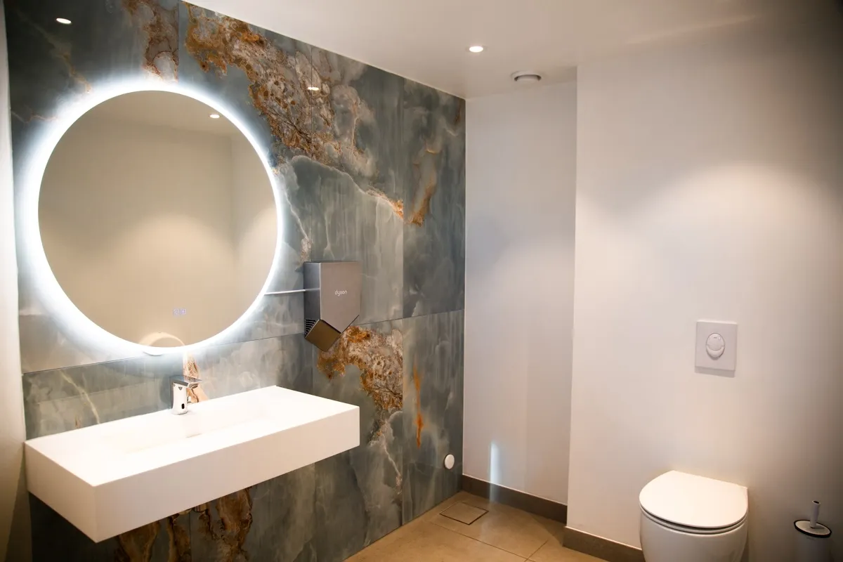 Bad med opplyst rundt speil og downlights