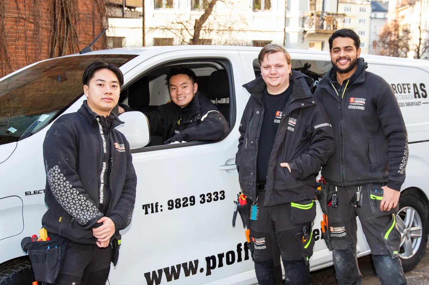 Montører fra Proff Elektriker foran en av servicebilene
